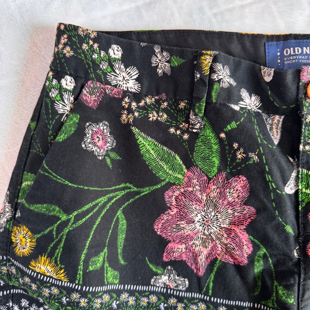 Old Navy Floral Black Women's Everyday Shorts - Size 2 - Picture 6 of 14